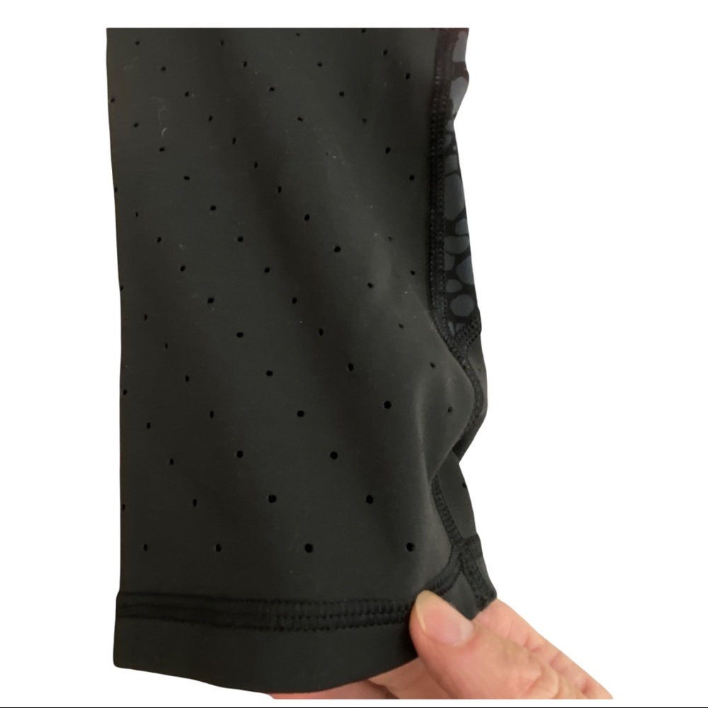Athleta Crocodile Stealth TruCool Capri Skulptek Medium - Picture 14 of 14